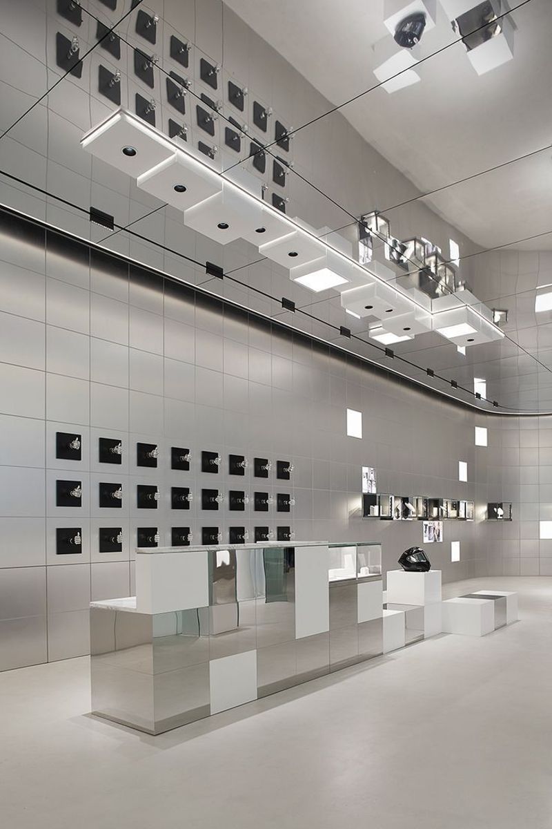 Mirror ceiling with aligned spotlights and reflective merchandise displays