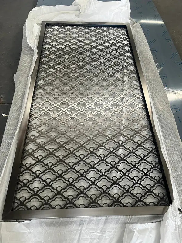 Overall view of Silver Layered Scallop stainless steel Screen