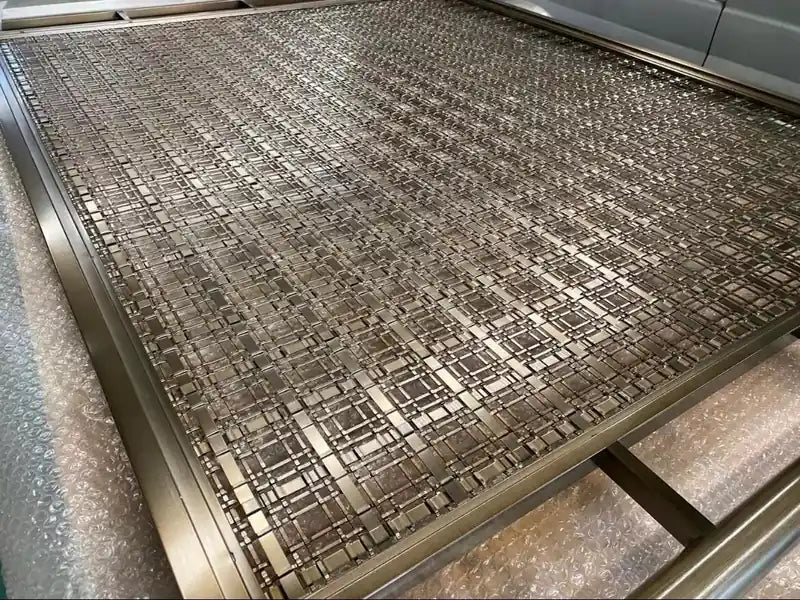 Close detail of Silver Layered Scallop stainless steel Screen