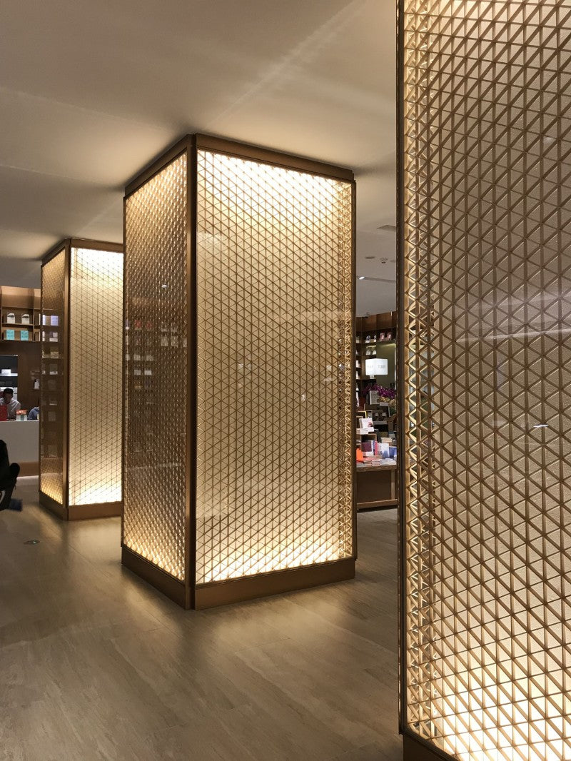 xinmaometal-gold-stainless-steel-mesh-partition-retail-store