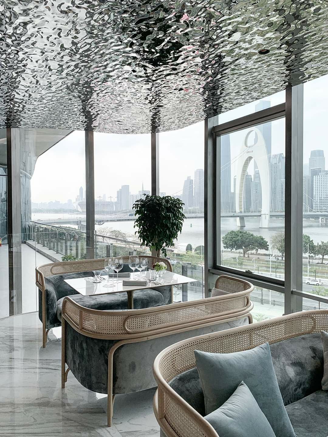 xinmaometal-silver-water-ripple-stainless-steel-ceiling-restaurant_dca7a10b-c64e-4a3d-a244-cb0a732cad73